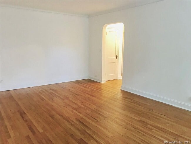Building Photo - 120 Woodside Green