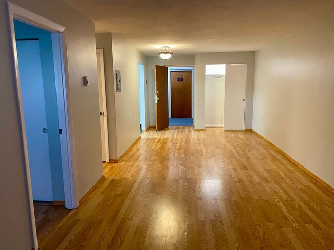 Building Photo - Updated Medford One Bed Condo With Parking