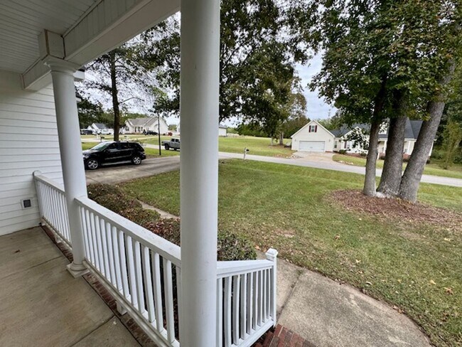 Building Photo - 5 minute to White Oak!