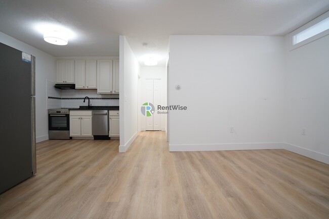 Building Photo - 745 E 6th St