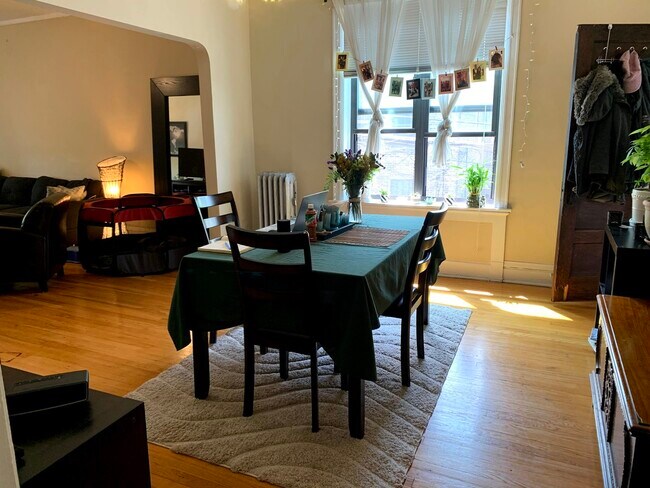 Building Photo - 2208 W Berteau Ave