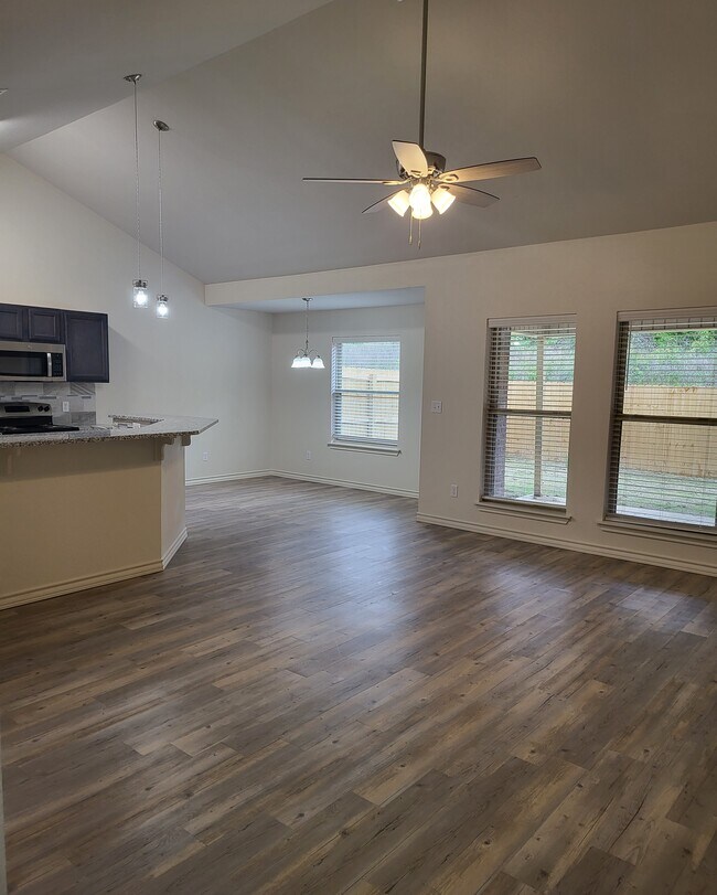 Foto del edificio - 6848 Lakeridge Dr