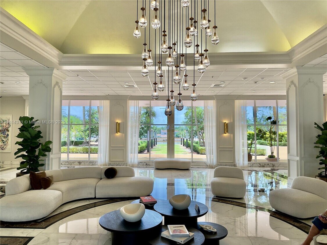 Foto principal - 5600 Collins Ave