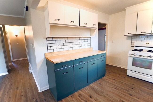 Building Photo - 423 Lawrence Ave