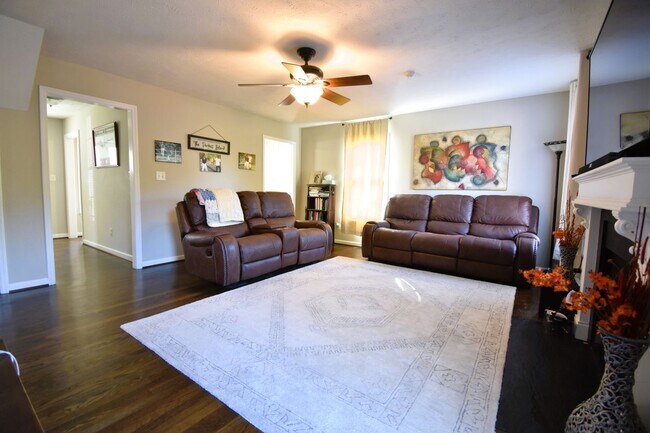 Building Photo - 4 Bedroom 3.5 Bathroom - Small Pets Allowed