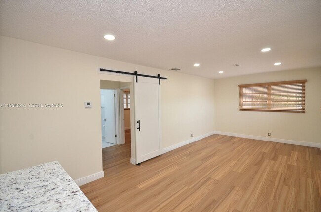 Foto del edificio - 2430 SW 16th St