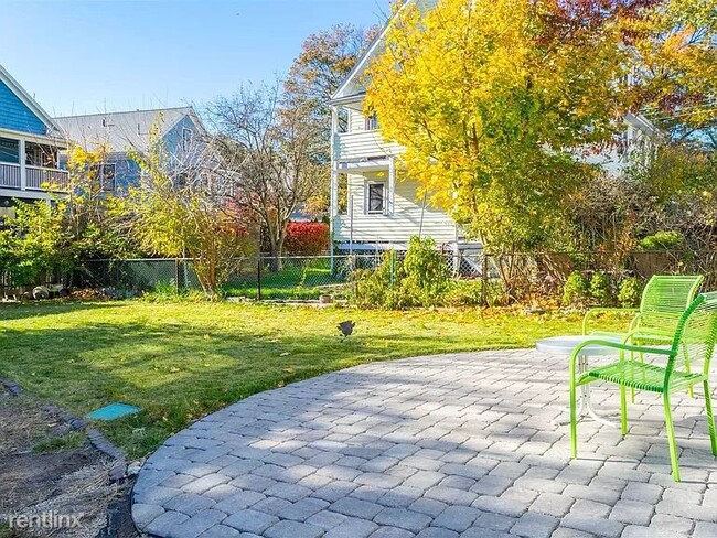 Building Photo - 3 br, 2 bath Apartment - 1 Matignon Rd # 18