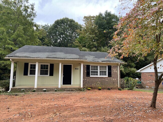 Building Photo - Lovely 3 Bedroom Ranch Home in Raleigh!