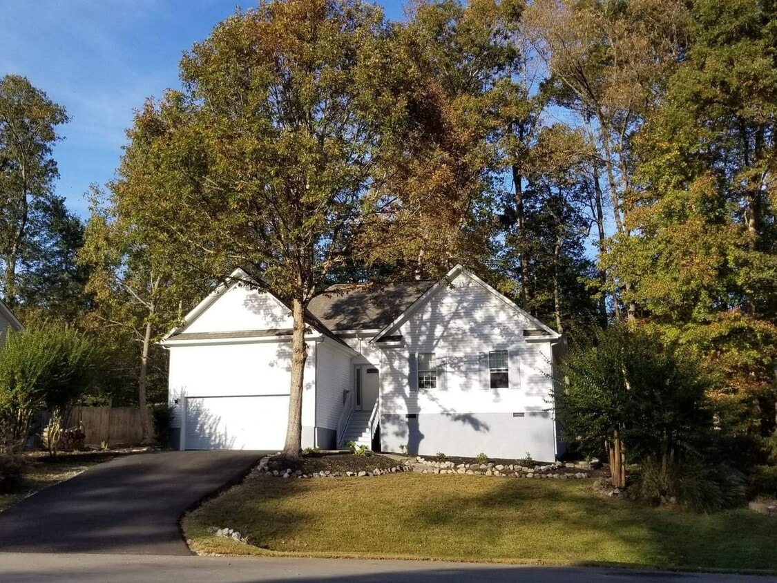 Wonderful 3 Bedroom 2 Bath Home with Garage in Quiet Williamsburg Community - Wonderful 3 Bedroom 2 Bath Home with Garage in Quiet Williamsburg Community