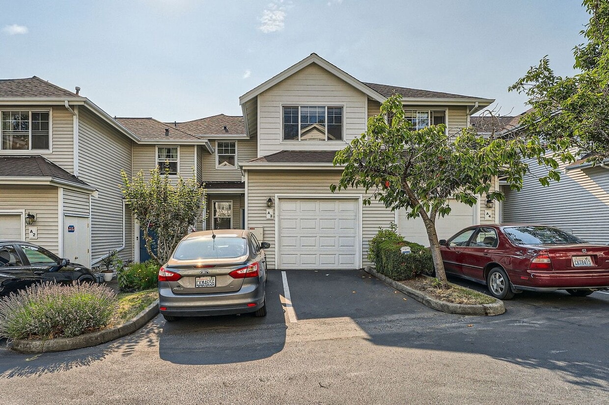 Primary Photo - Ideally Located 3 Bed 3.5 Bath w/ Attached...
