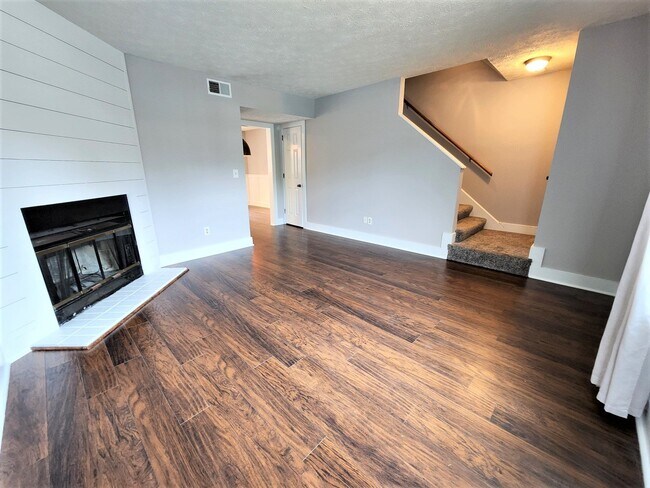 Building Photo - Beautiful 2BR/1.5BA Townhouse in Hermitage...