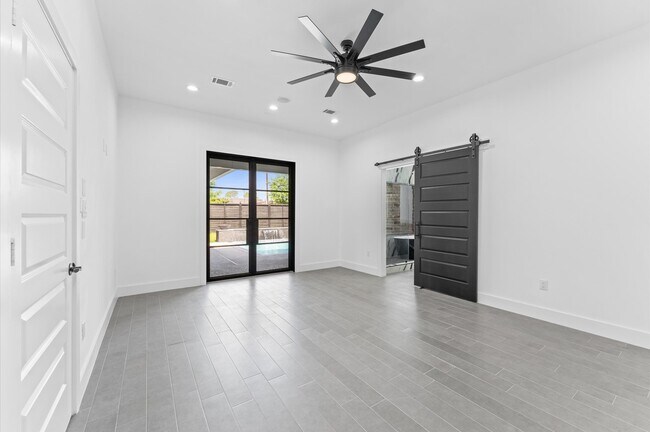 Building Photo - 10070 Cedardale Dr