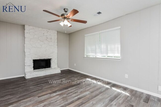 Building Photo - Available Now! 3 beds & 2.5 Baths