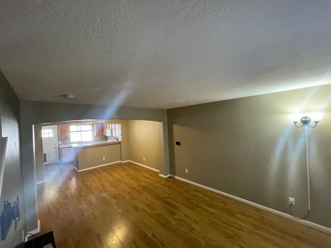 Foto del edificio - 208 Rockey Park Ln