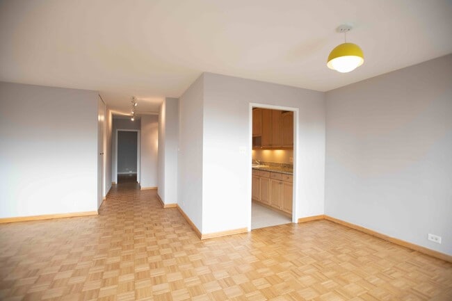 Building Photo - 360 W Wellington Ave