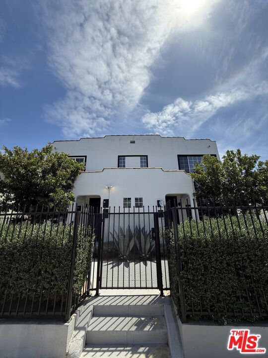Foto del edificio - 1326 S Bronson Ave