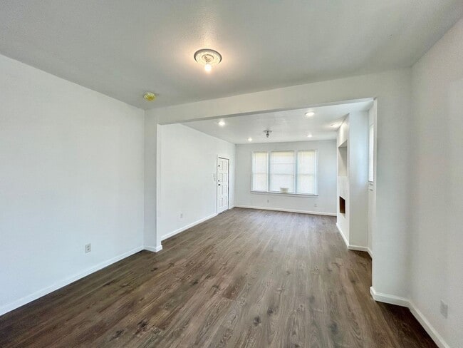 Building Photo - 2623 W Houston St