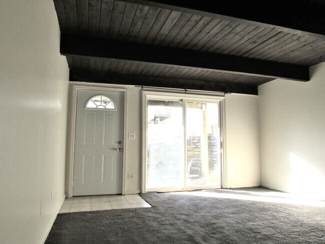 Foto del edificio - 81 Maude Ave