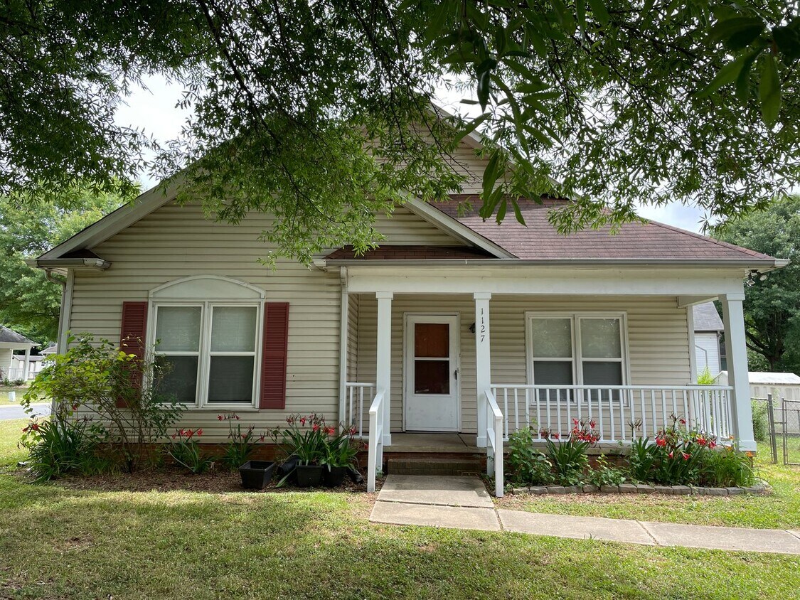 Primary Photo - Ranch Home Near the Music Factory!