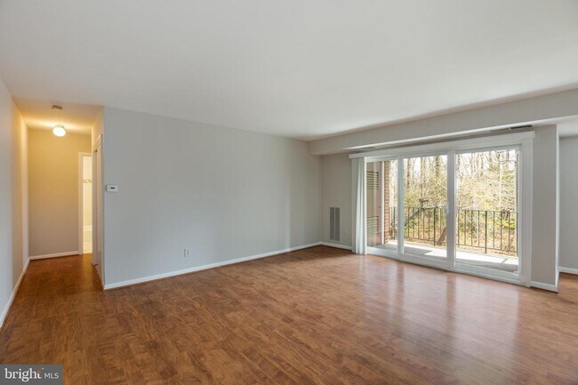 Building Photo - 3931 Lyndhurst Dr