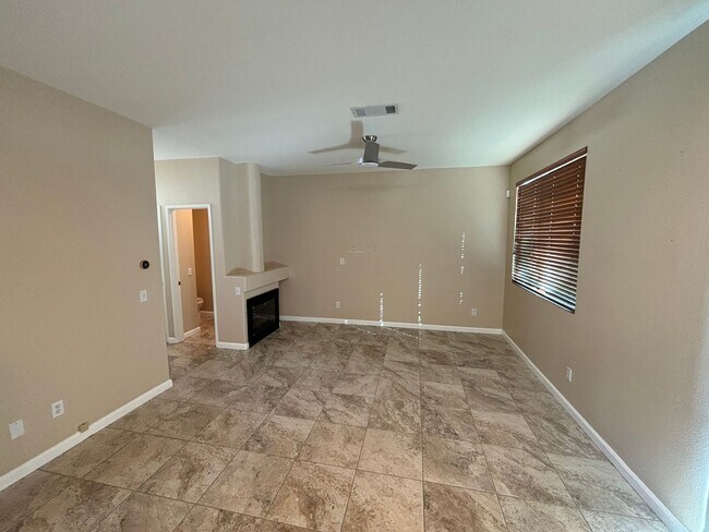 Foto del edificio - Charming 2-Bedroom Townhome in Valencia wi...