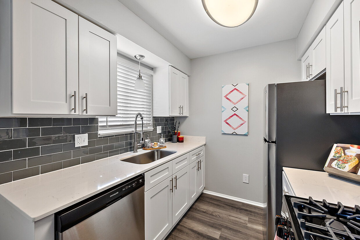 Foto principal - Cherry Hill Village Apartments - Dearborn ...