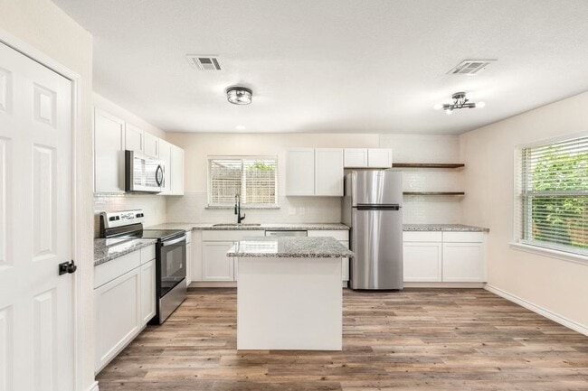 Foto del edificio - Recently Remodeled 3 bed, 2 bath, with 2-car Garage!