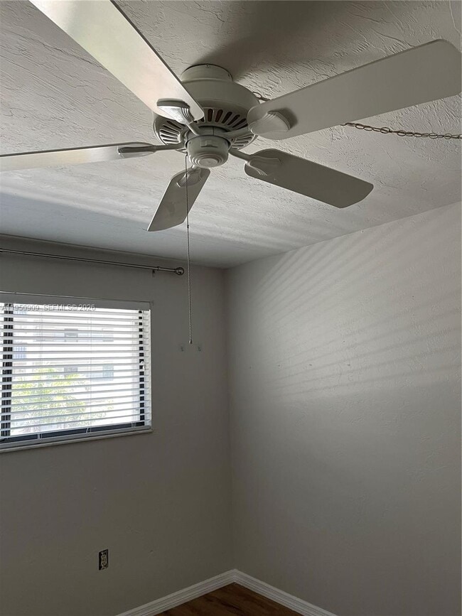 Foto del edificio - 2121 Collier Ave