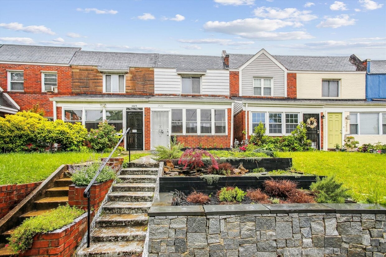 Primary Photo - Lovely, spacious yet cozy2 BD 1.5 BA Townh...