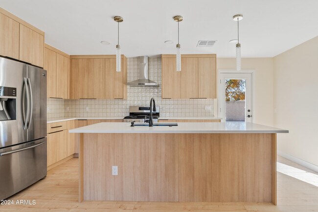 Building Photo - 2923 E Earll Dr