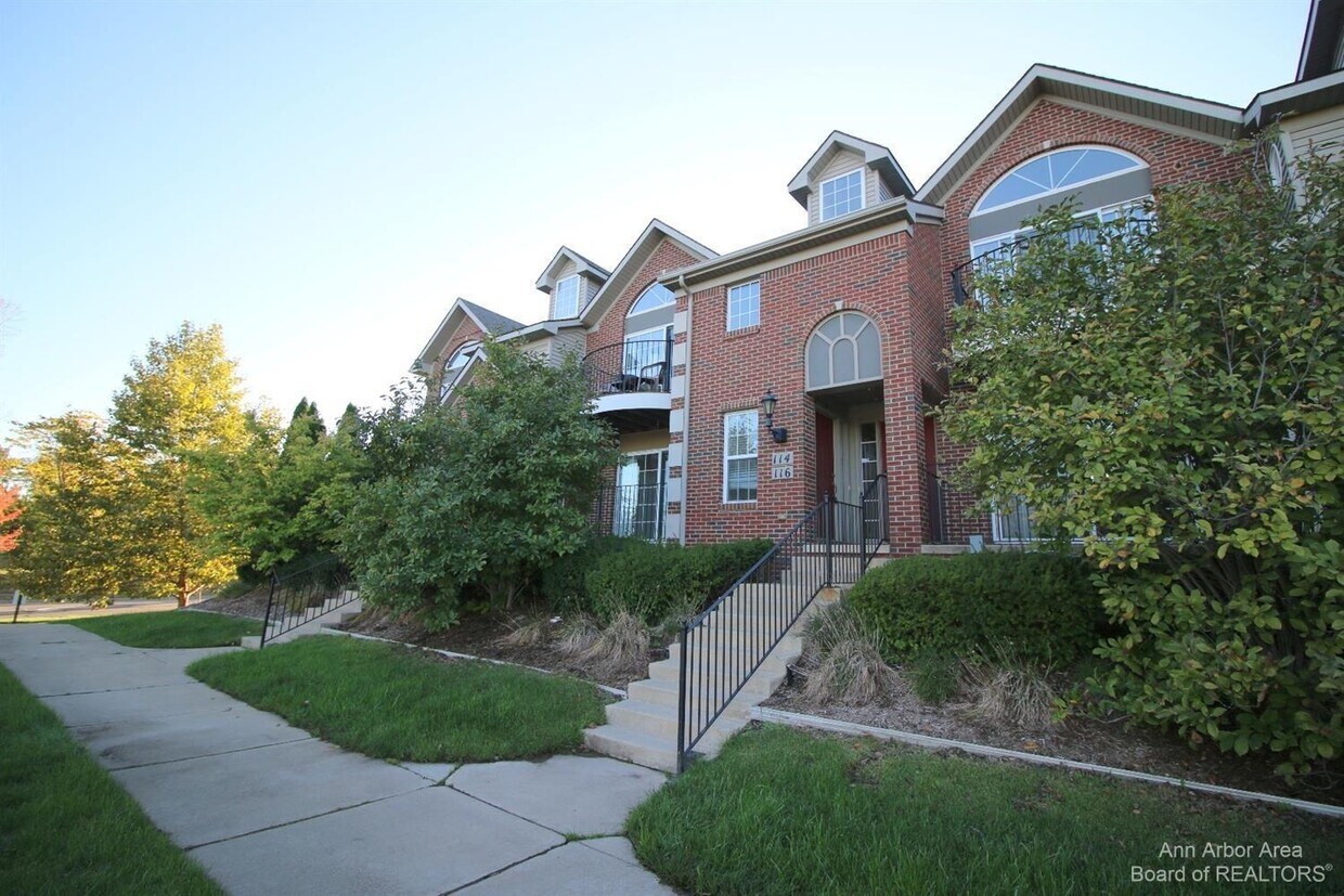 Foto principal - 116 W Oakbrook Dr