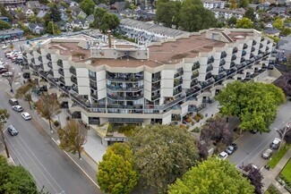 Building Photo - 425 Simcoe St