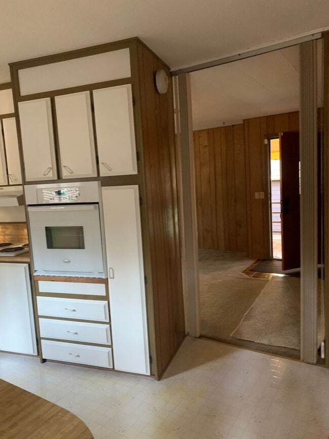 Building Photo - 2 Bed 2 bath, with Enclosed carport and sh...