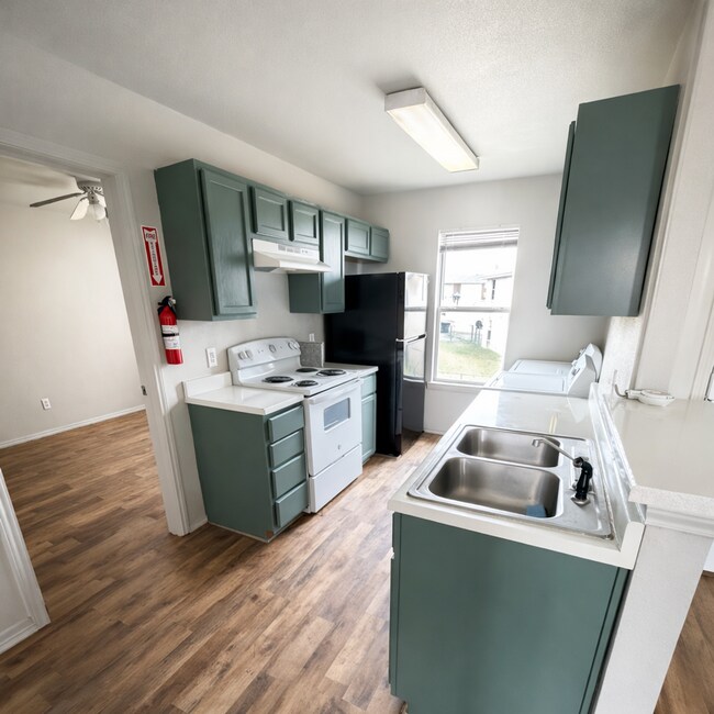 Building Photo - AVAILABLE NOW! - FULLY FURNISHED