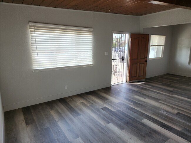 Foto del edificio - 321 W 3rd St