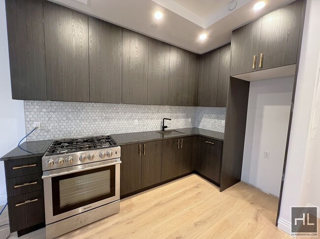 Building Photo - Luxurious 2 bedroom/2 Bathroom duplex apt ...