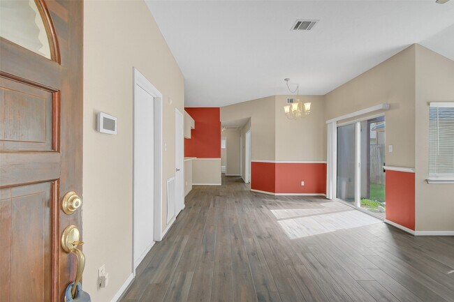 Foto del edificio - 16110 Springbank Dr