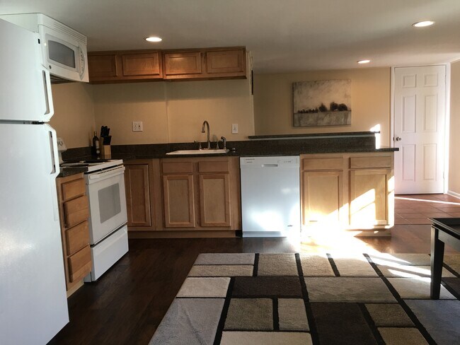 Building Photo - 2480 Yates St