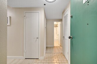 Building Photo - 7700 Seawall Blvd