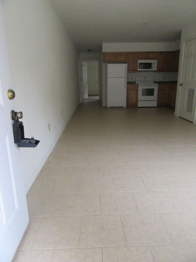 Building Photo - AVAILABLE NOW! Pet friendly!