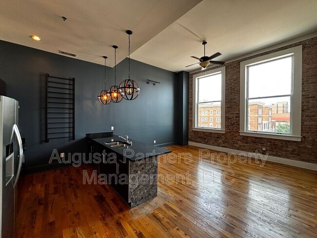 Building Photo - 936 Broad St