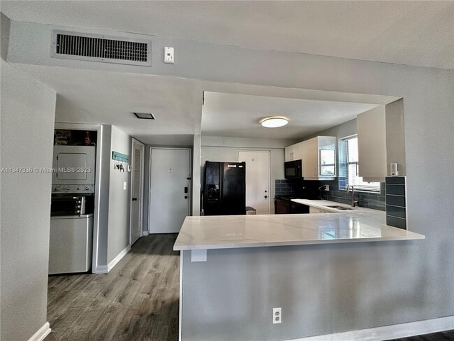 Building Photo - 2320 S Cypress Bend Dr