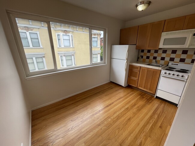 kitchen - 1445 Waller St