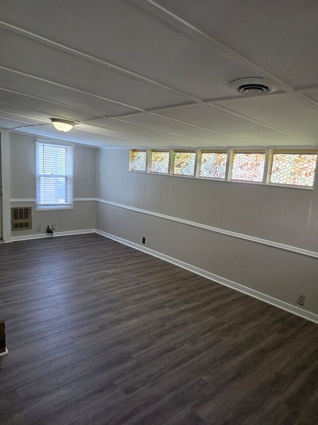 Foto del edificio - 3 bedroom 1.5 bath with 2-car garage