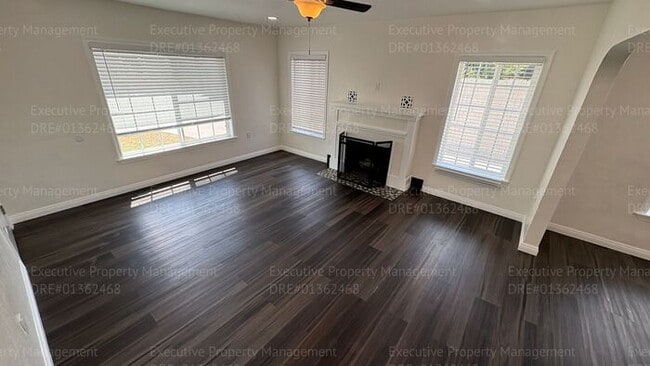 Building Photo - 2 bedroom 1 bathroom house located in the 93307 zipcode near E Brundage Ln/ Madison St
