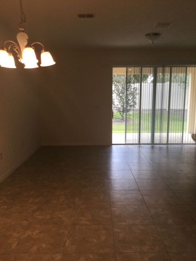 Building Photo - Townhome near the HEART OF OVIEDO!