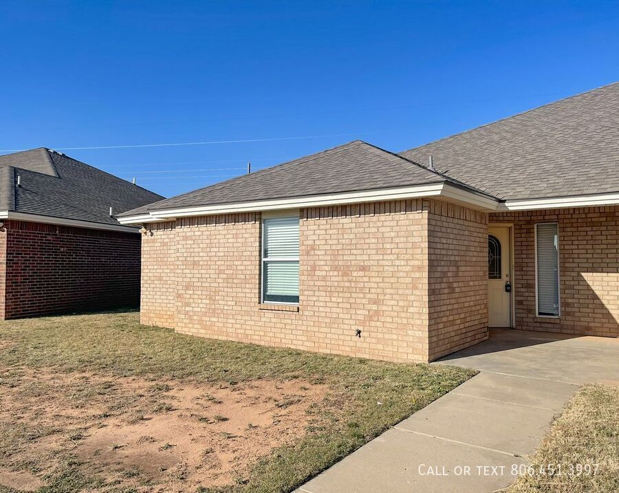 Foto principal - 3 bed, 3 bath with large back yard!