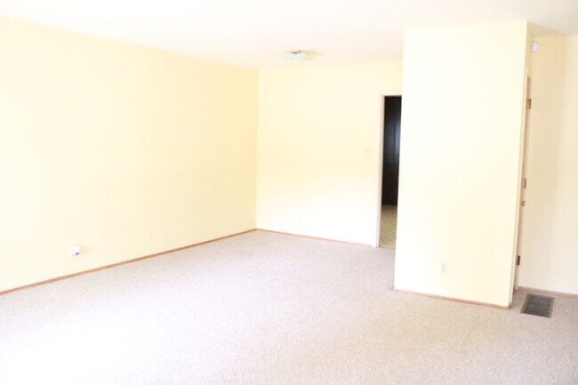 Building Photo - 33141 Basswood Ave