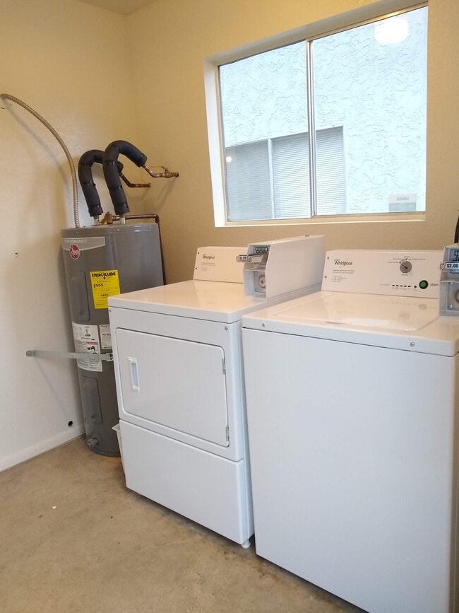 on-site laundry facility - 1960 S Dora St