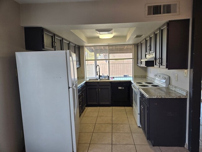 Building Photo - Beautiful 3 Bed 1.75 bath Corner lot, with...